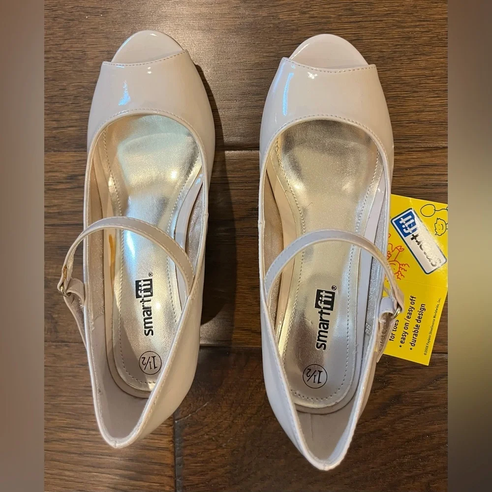 NEW SmartFit Cream Patent Peep-Toe Dress Shoes Mary Jane Heels Adjustable 1.5